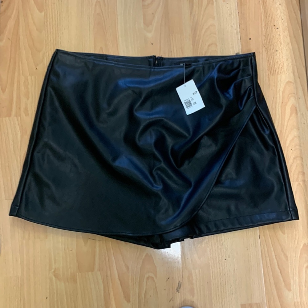 FOREVER 21 FAUX LEATHER BLK SHORTS NEW (3X) SOO CUTE!